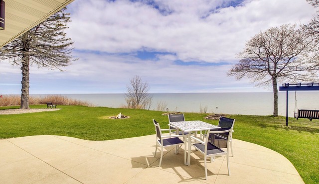 Waterfront Algoma Vacation Rental on Lake Michigan