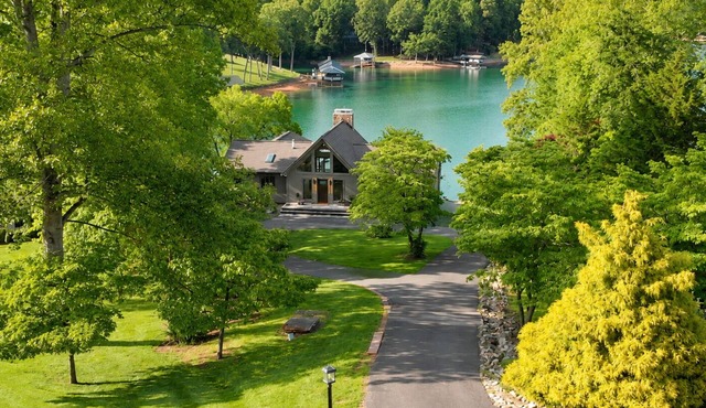 We have Water! Spacious home with Gentle Slope and Dock!