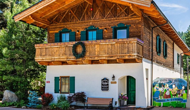 Welcome To Your Perfect Group Retreat! Sleeps up to 26 Hot Tub Pet Friendly!