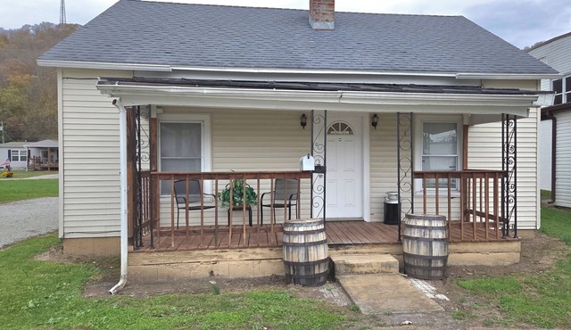 Whole House in Ripley! Queen Bed, Kitchen, Wifi, TVs, Pets+, Coffee Bar, Grill