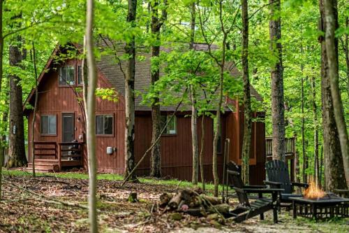 Woodland Cabin Escape w/Fire Pit & Resort Access Retreat in Hedgesville, West Virginia
