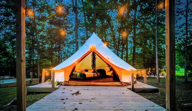 Yurt living, queen bed, WI-FI, shower house, mini fridge