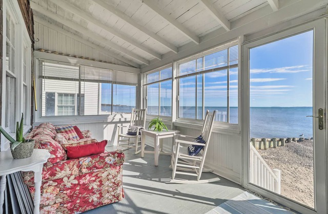 Cozy Beach Front Cottage in Hawk's Nest