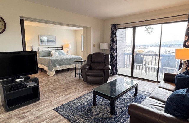 South Shore 1 Bdrm/Amazing Amenities! MiniGolf, Hot Tub, Sauna & More!