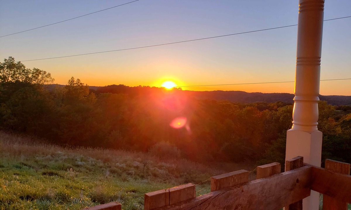 Palestine House | Serenity Ridge Relaxing family getaway with a view.