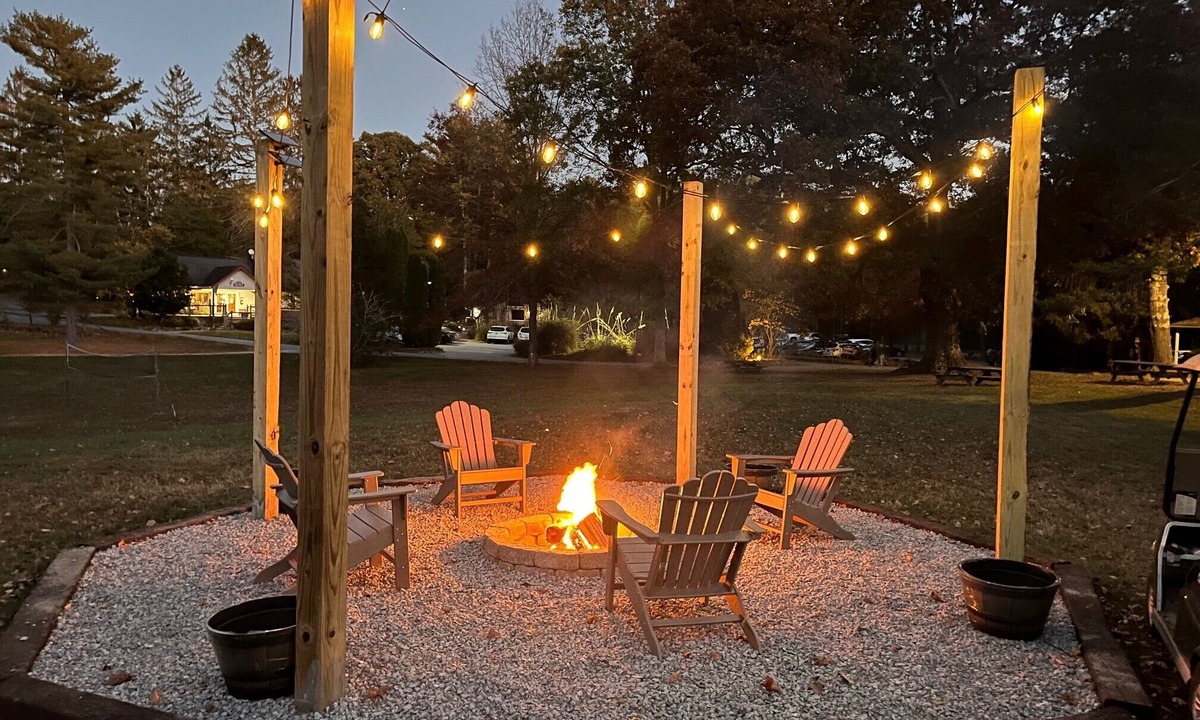East Flat Rock Cottage | The Periwinkle Cottage 3 bedroom 3 bathroom Sleeps 6 Located in Flat Rock, NC