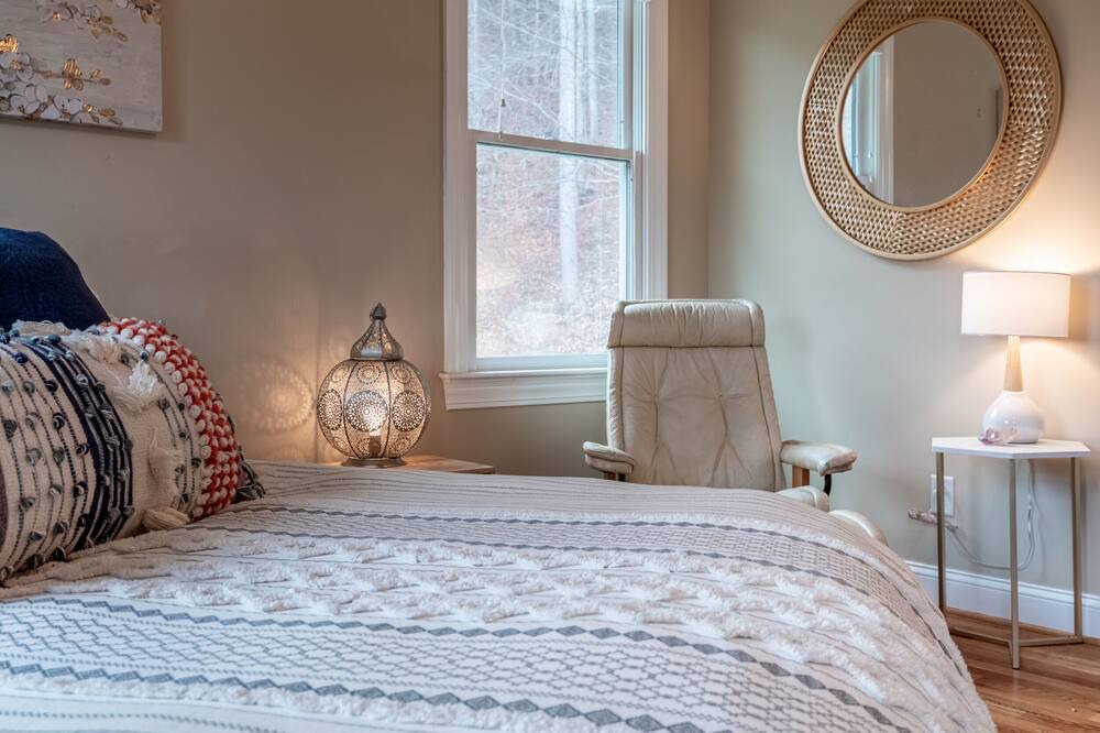 Photo of Bedroom in Barnardsville