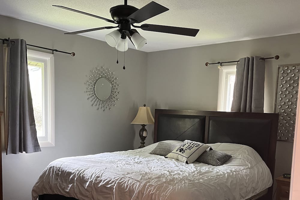Photo of Bedroom in Piney Flats
