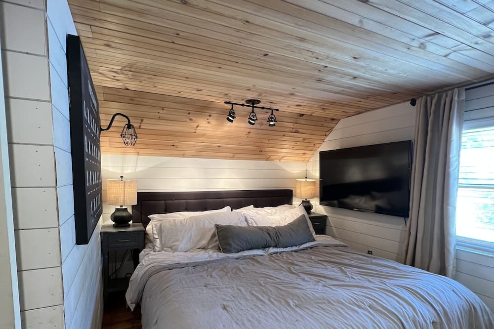 Photo of Bedroom in Piney Flats