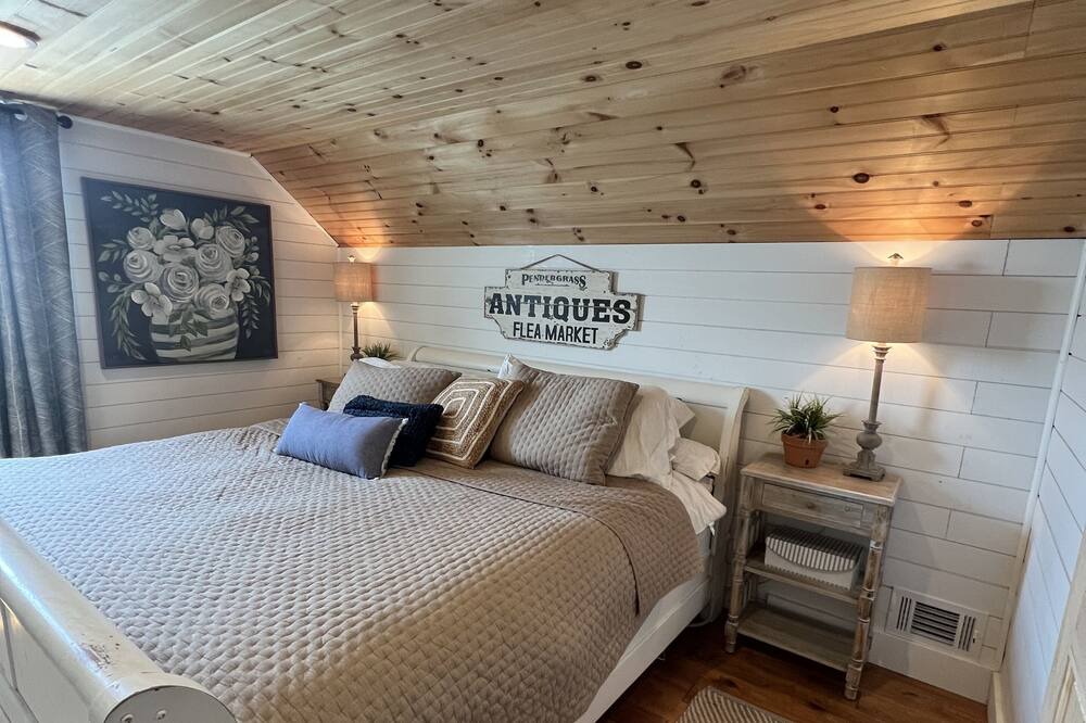 Photo of Bedroom in Piney Flats