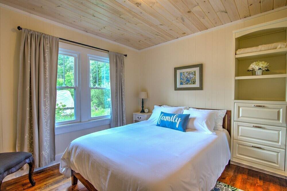 Photo of Bedroom in Roan Mountain