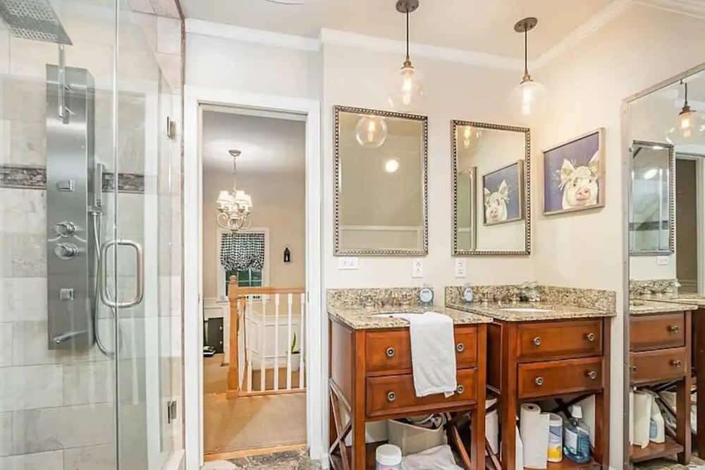 Photo of Bathroom in Maysville