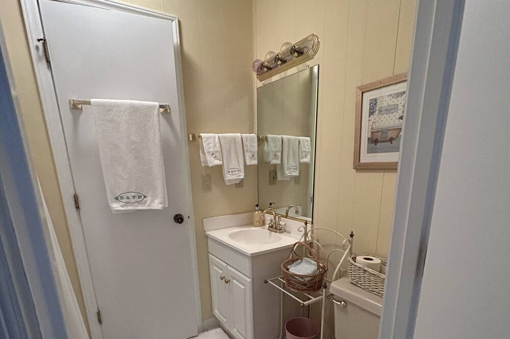 Photo of Bathroom in Newland