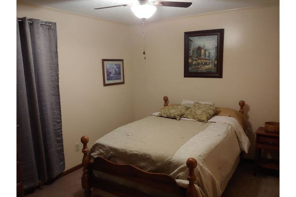 Photo of Bedroom in Midway