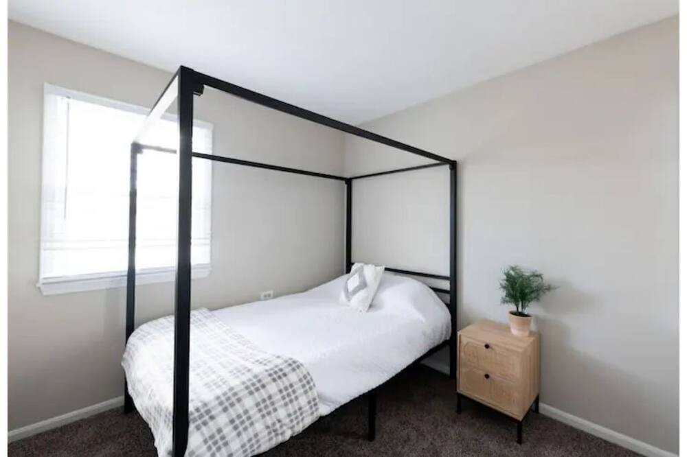Photo of Bedroom in Crestwood