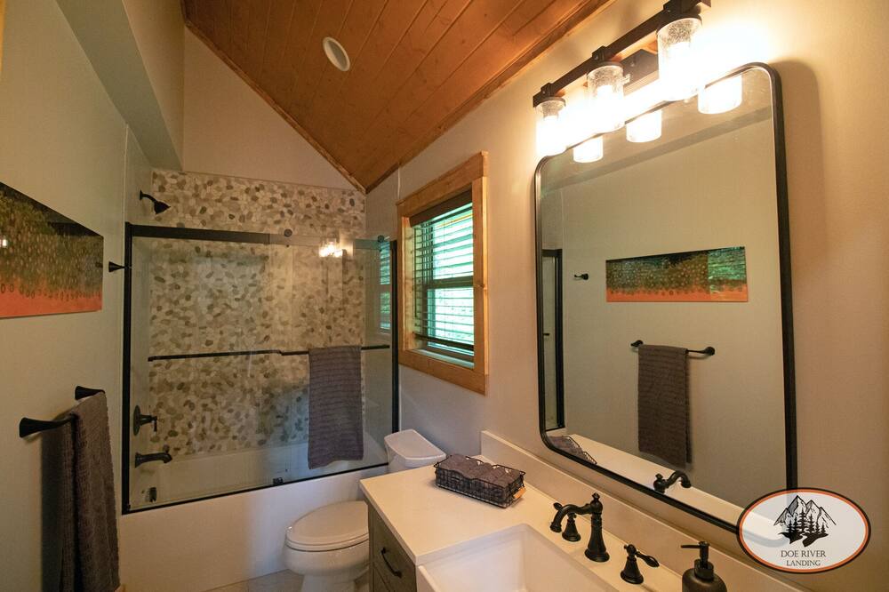 Photo of Bathroom in Roan Mountain