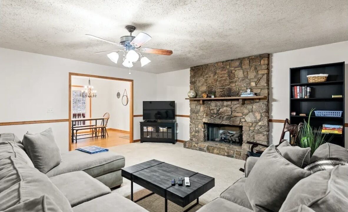 Photo of Livingroom in Barnardsville