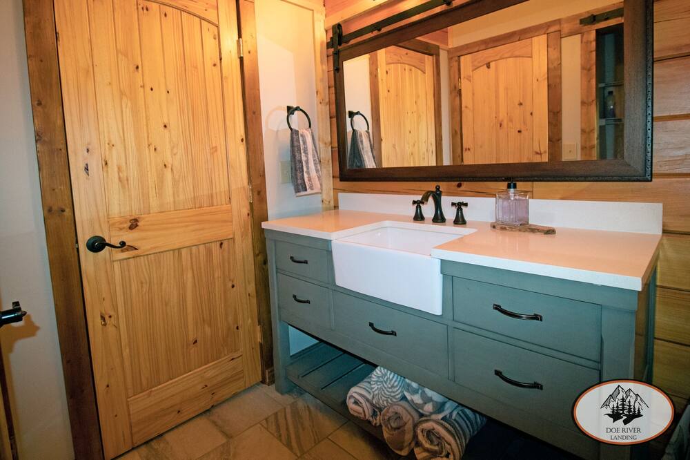 Photo of Bathroom in Roan Mountain