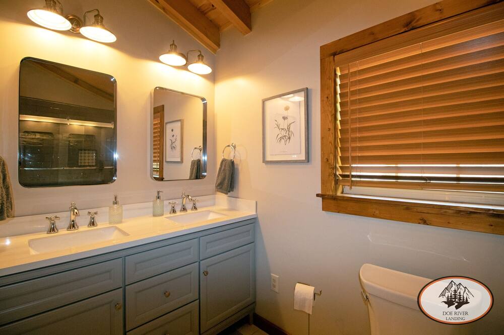 Photo of Bathroom in Roan Mountain