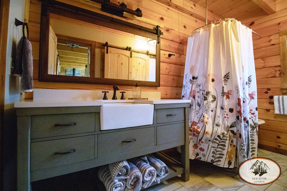 Photo of Bathroom in Roan Mountain