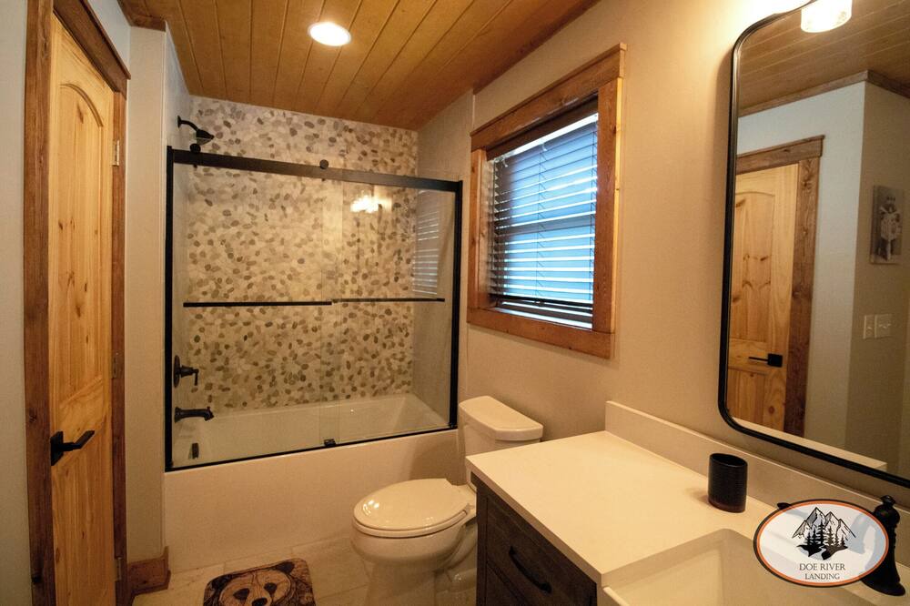Photo of Bathroom in Roan Mountain