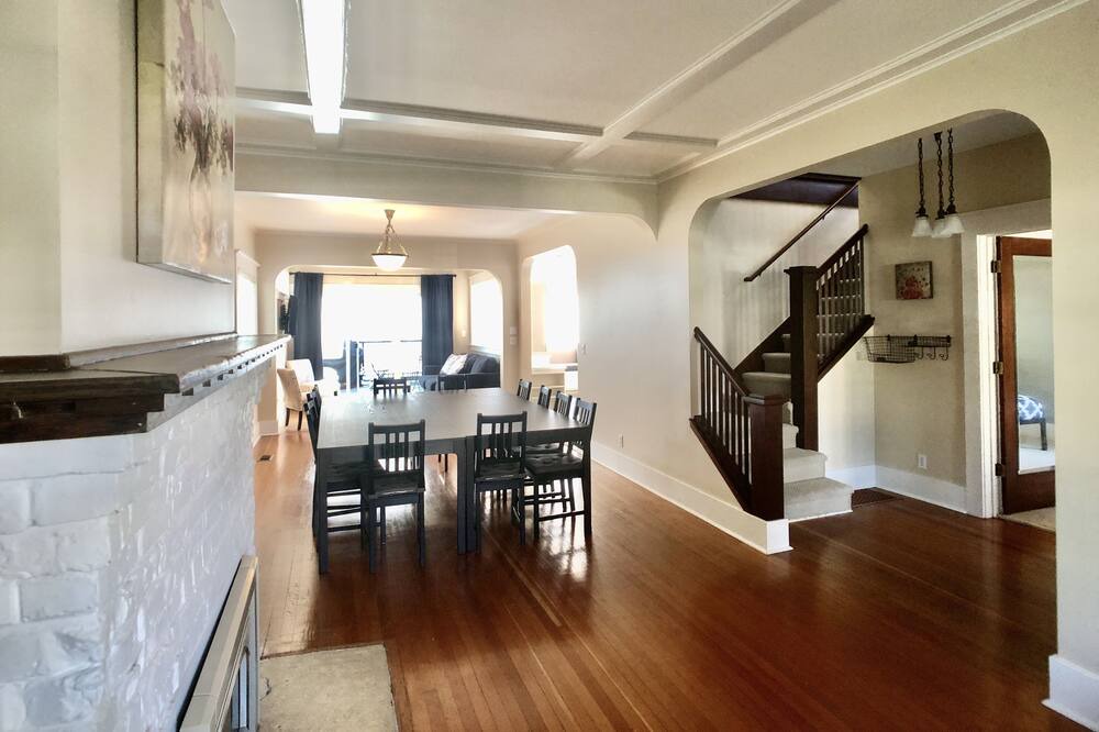 Photo of Livingroom in West Queen Anne