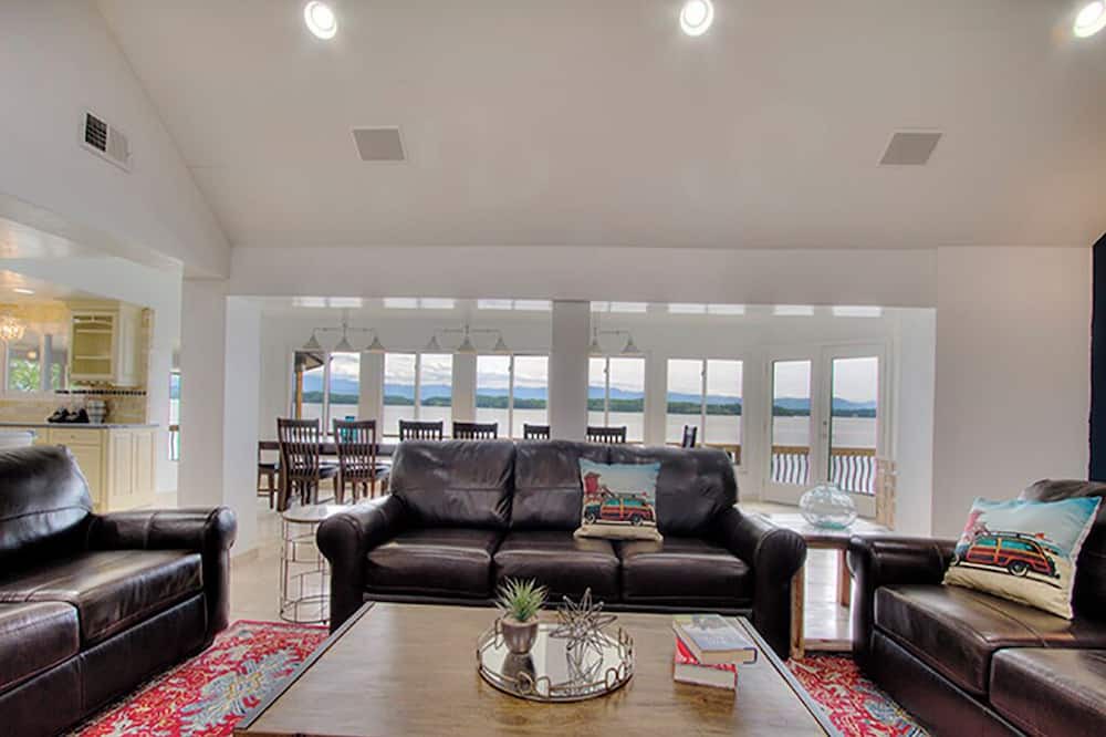 Photo of Livingroom in Dandridge