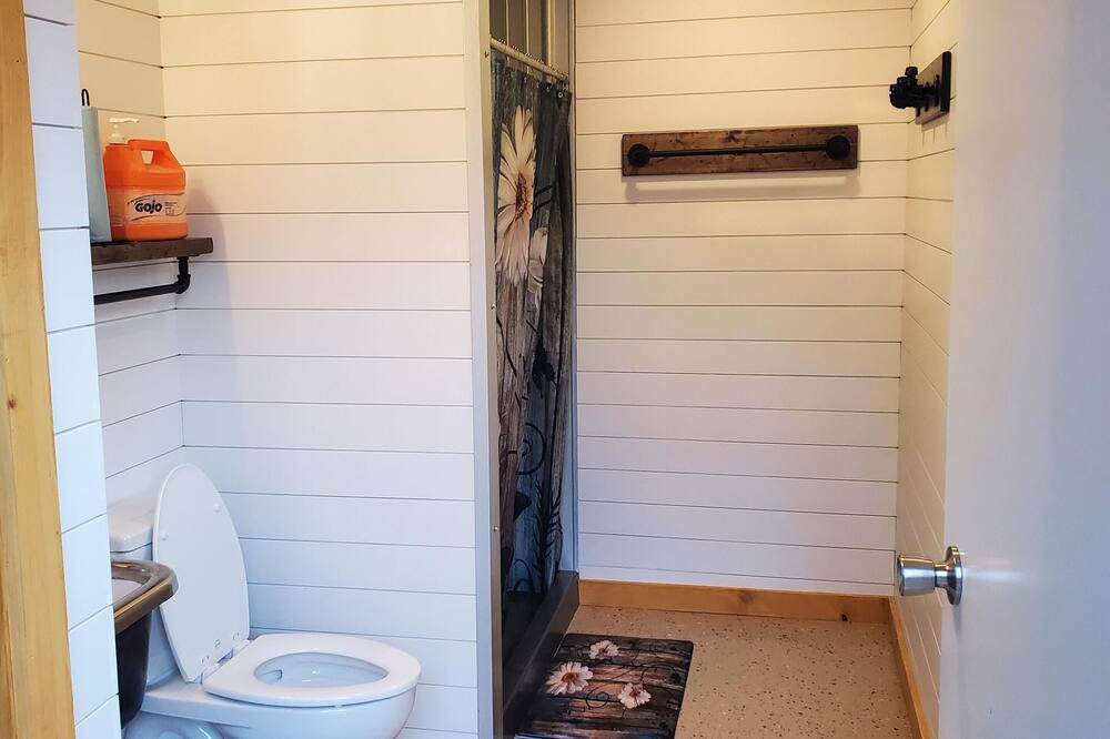 Photo of Bathroom in Roan Mountain