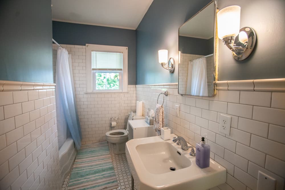 Photo of Bathroom in Maysville