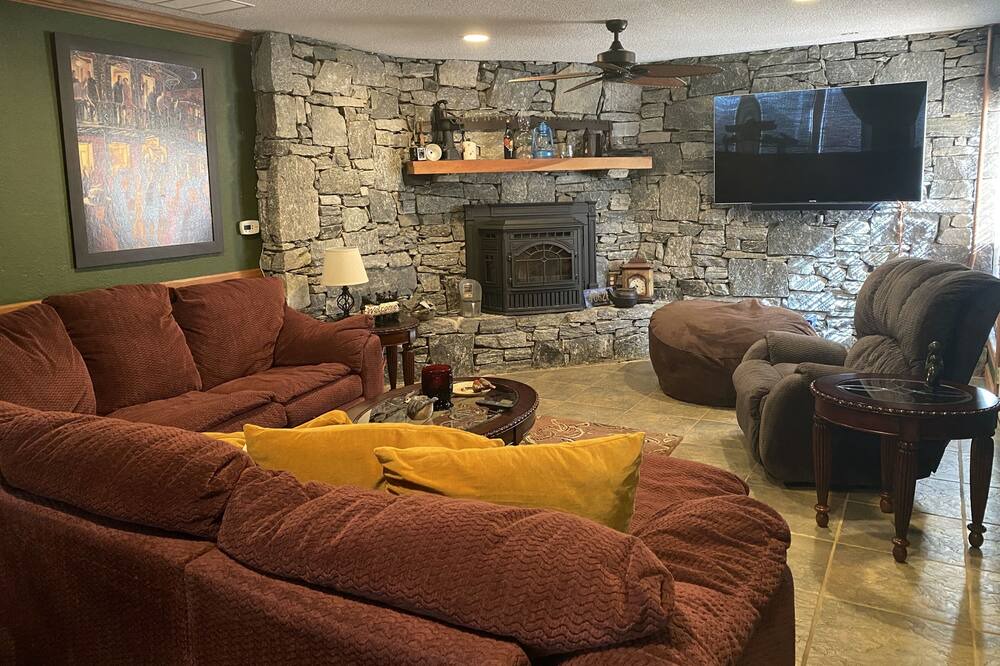 Photo of Livingroom in Barnardsville