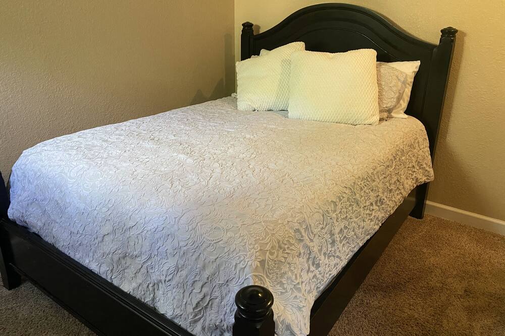 Photo of Bedroom in Barnardsville
