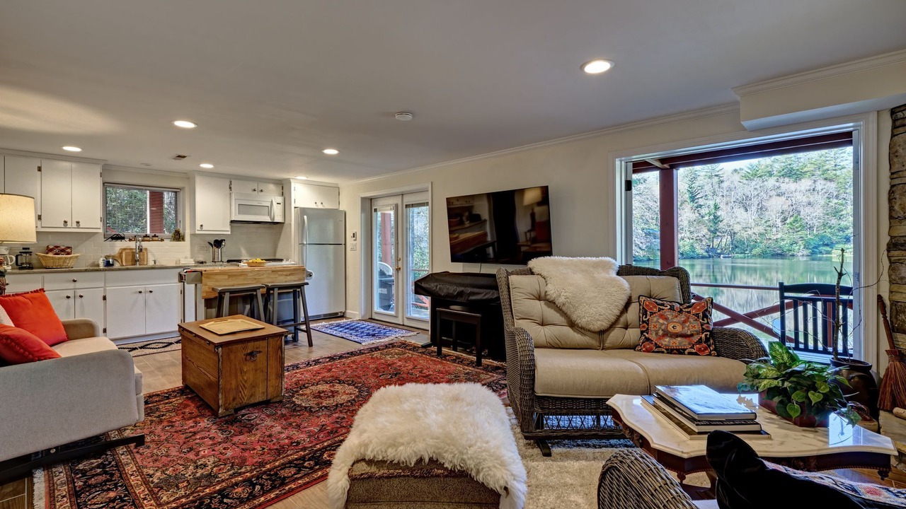 Photo of Livingroom in Mirror Lake