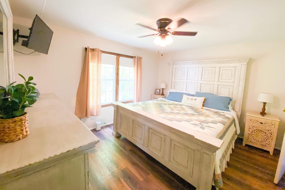 Photo of Bedroom in Pittman Center