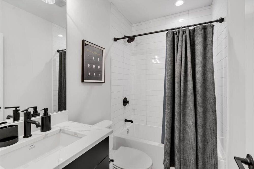 Photo of Bathroom in East Garfield Park