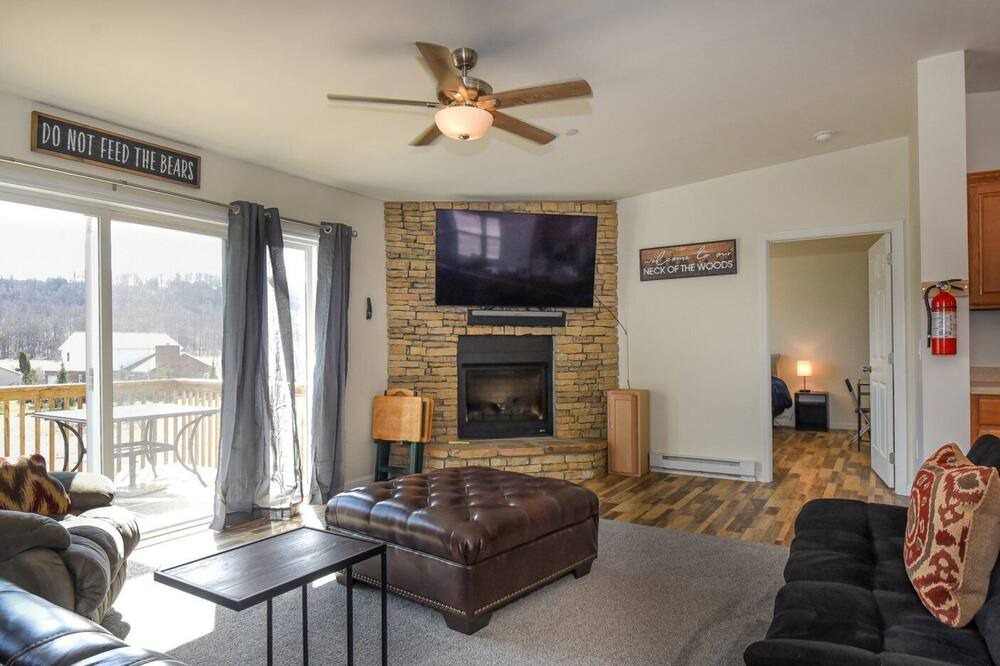 Photo of Livingroom in McHenry