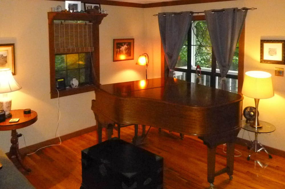 Photo of Livingroom in Swannanoa