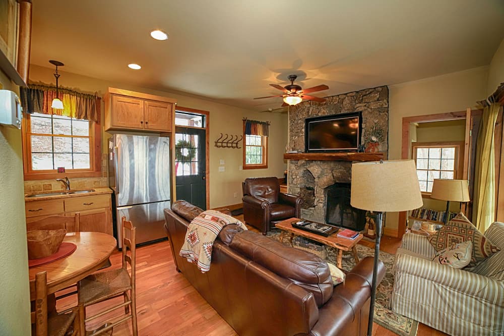 Photo of Livingroom in Lansing