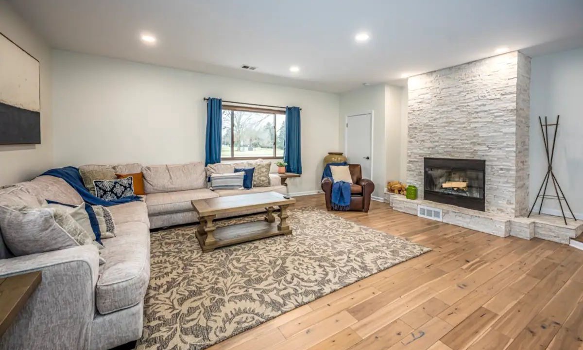 Photo of Livingroom in Roselawn Finance