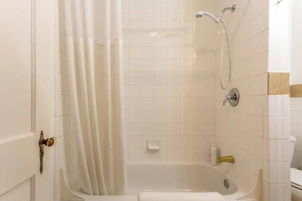 Photo of Bathroom in Gettysburg