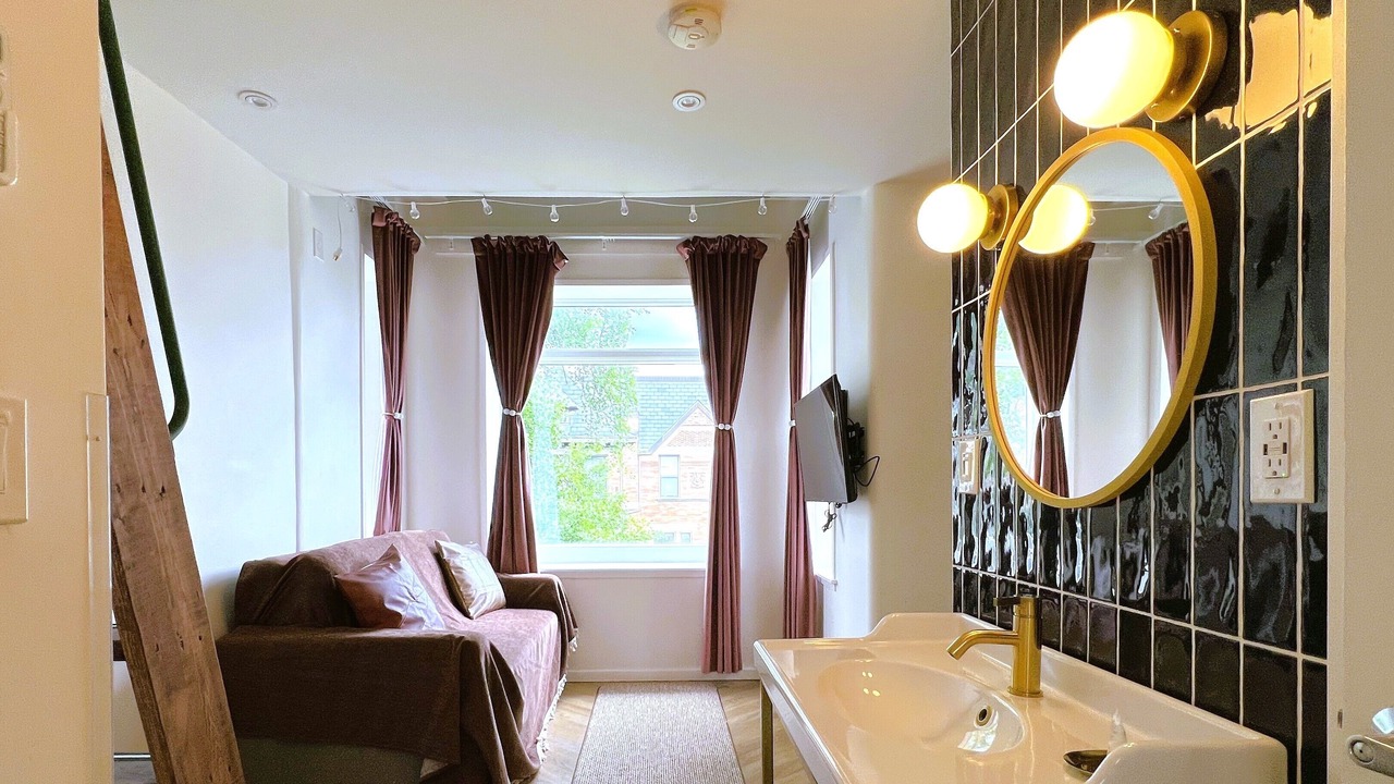 Photo of Bedroom in Adams Morgan