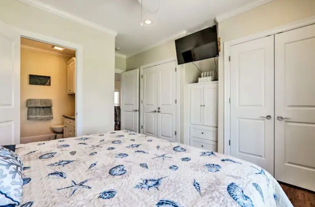 Photo of Bedroom in Crystal Beach