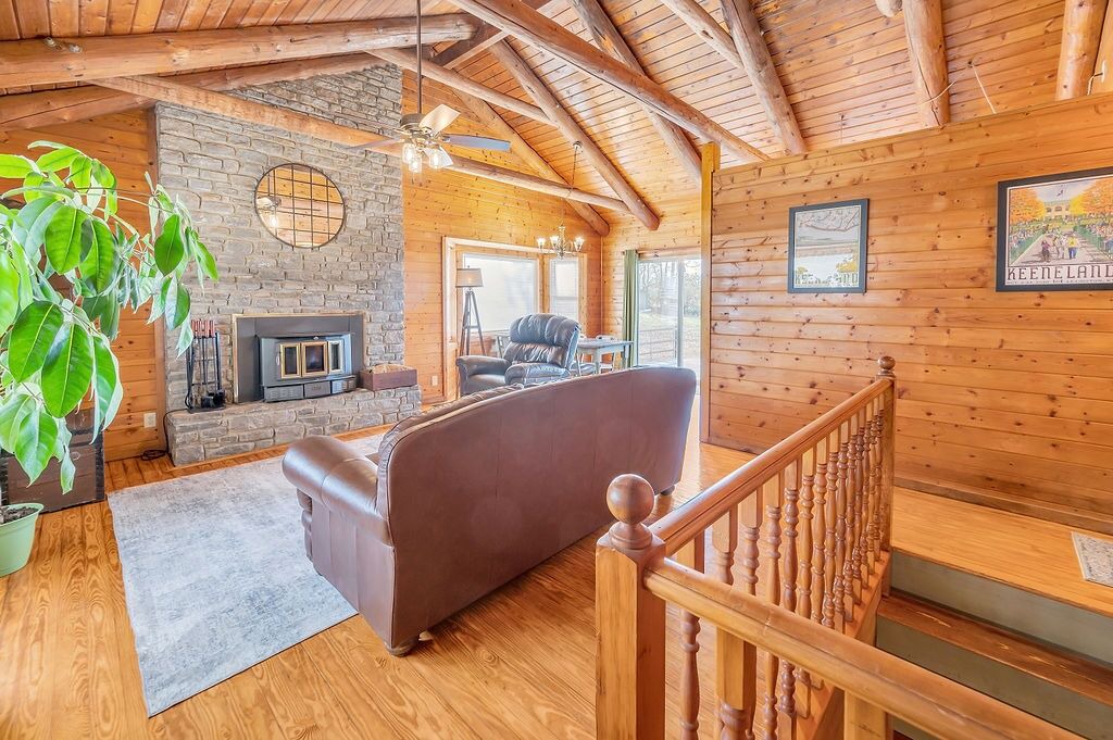 Photo of Livingroom in Midway