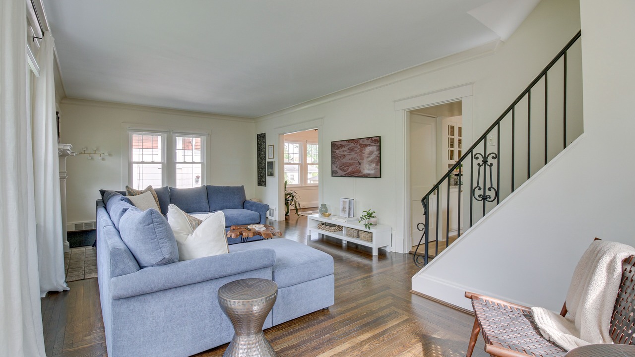 Photo of Livingroom in Roselawn Finance