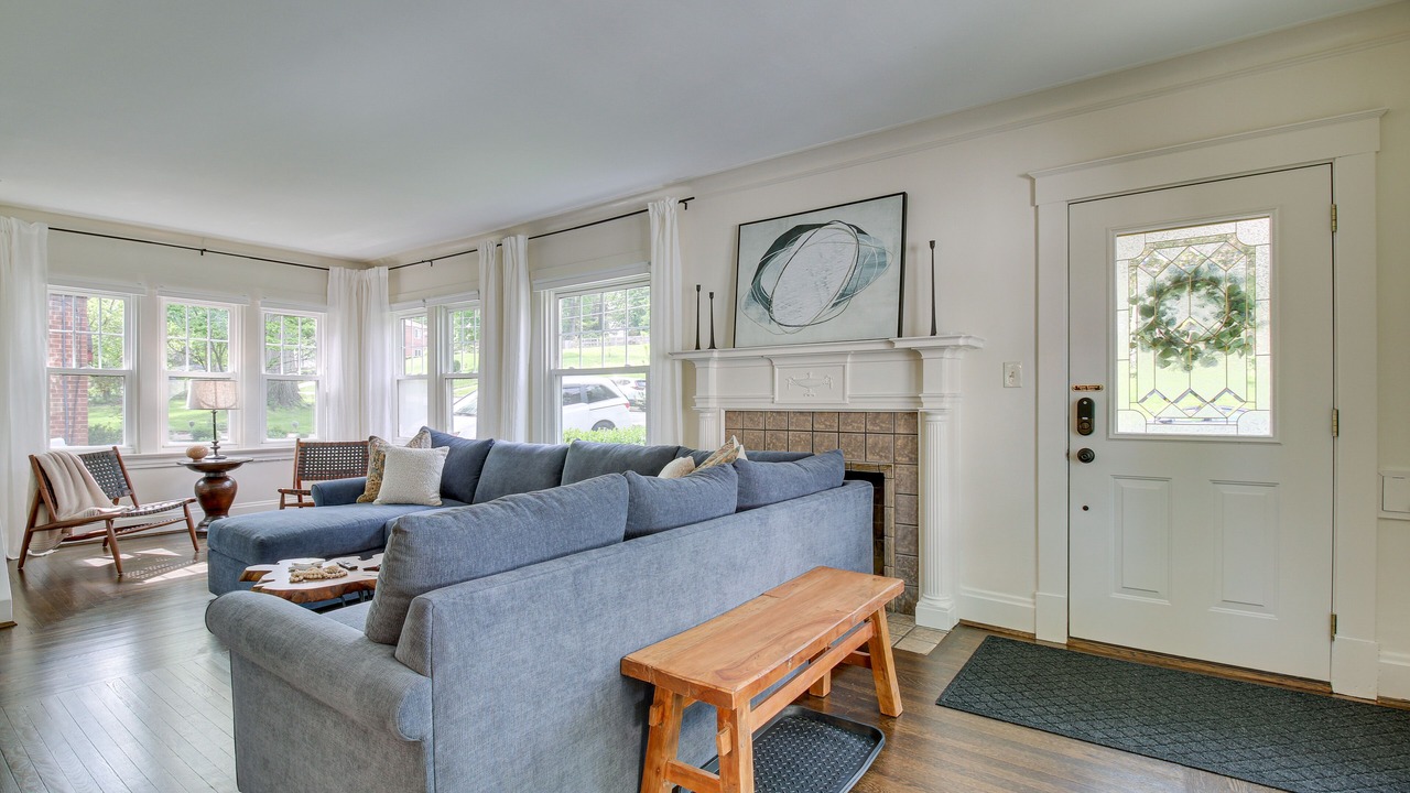 Photo of Livingroom in Roselawn Finance