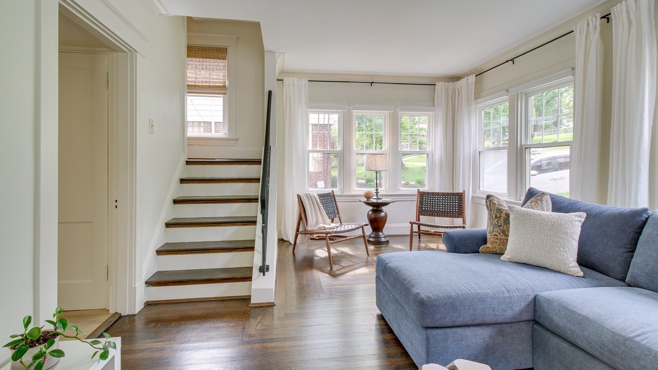 Photo of Livingroom in Roselawn Finance