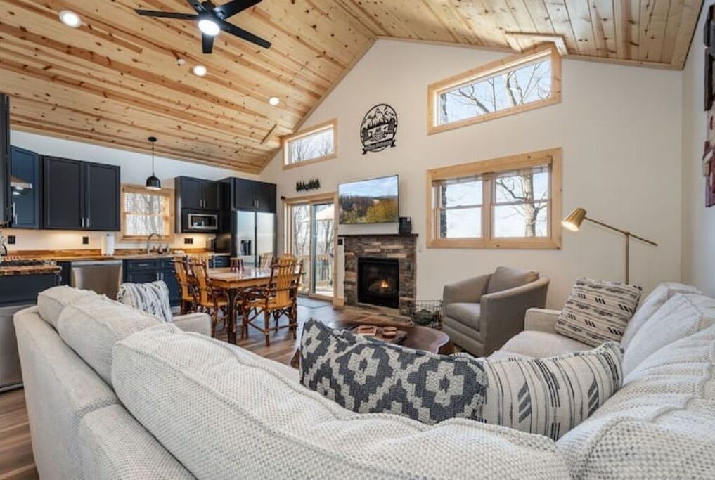 Photo of Livingroom in McHenry