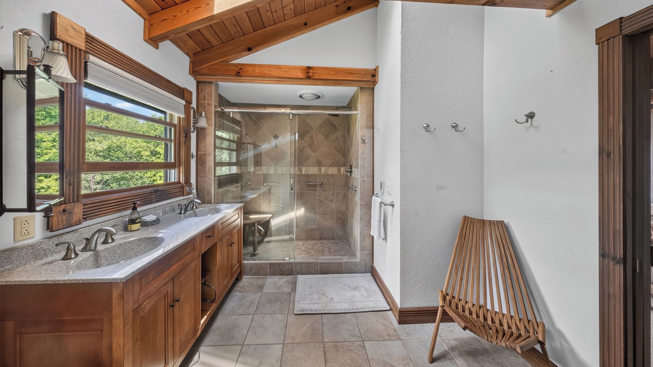 Photo of Bathroom in Slatyfork Farm