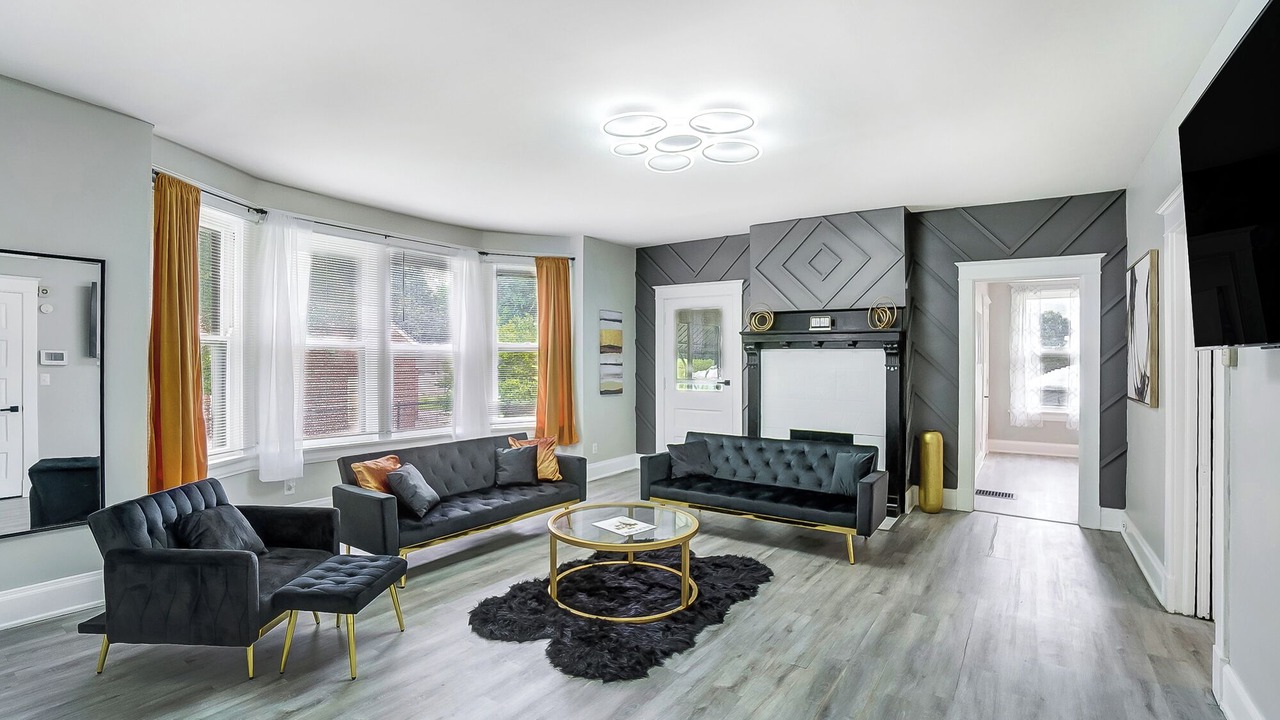 Photo of Livingroom in Roselawn Finance
