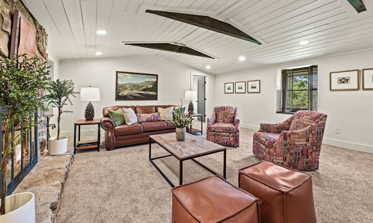 Photo of Livingroom in Pittman Center