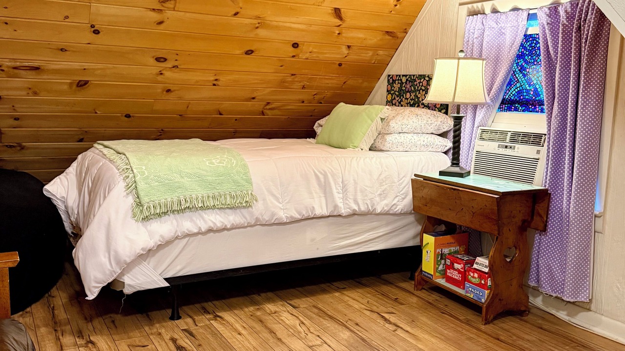 Photo of Bedroom in Roan Mountain